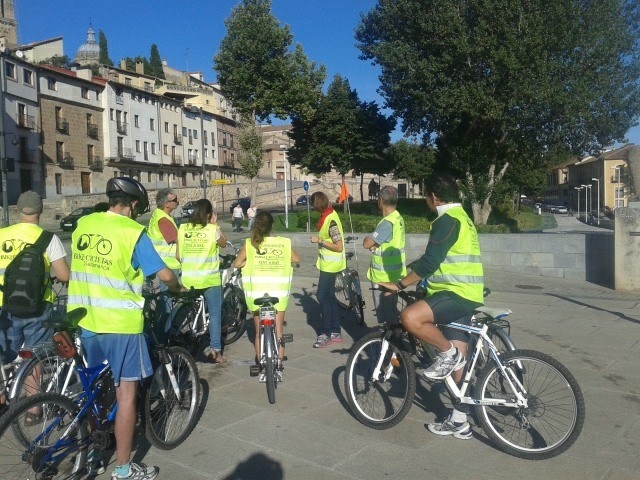 Escuchando las explicaciones del guía